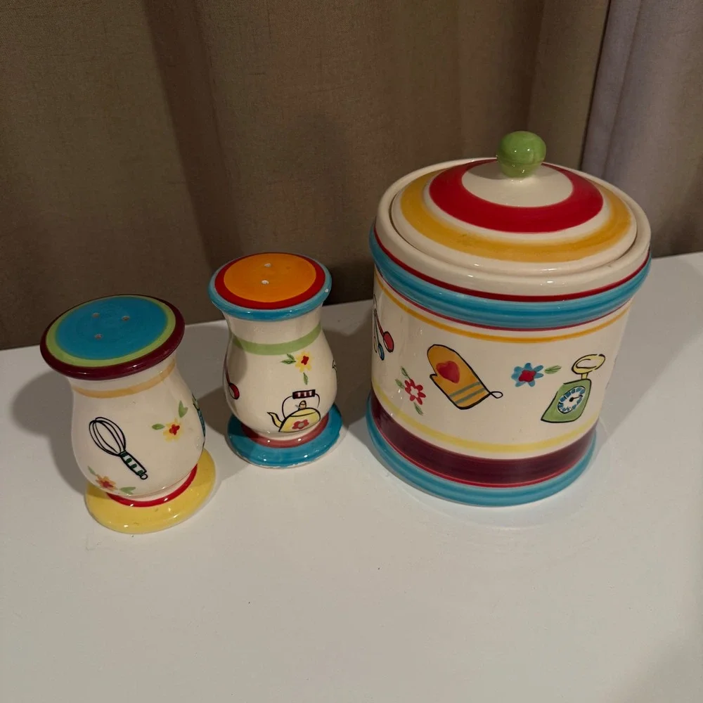 222‎ Fifth Fun Kitchen Ceramic Cookie Jar Salt Pepper Shakers Set